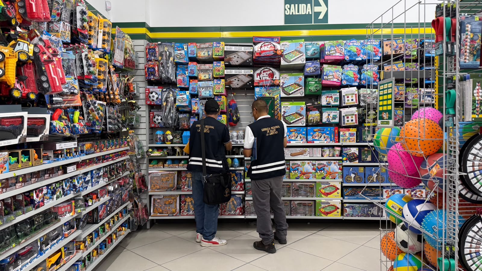 Incautan 600 juguetes de locales comerciales del centro de Trujillo