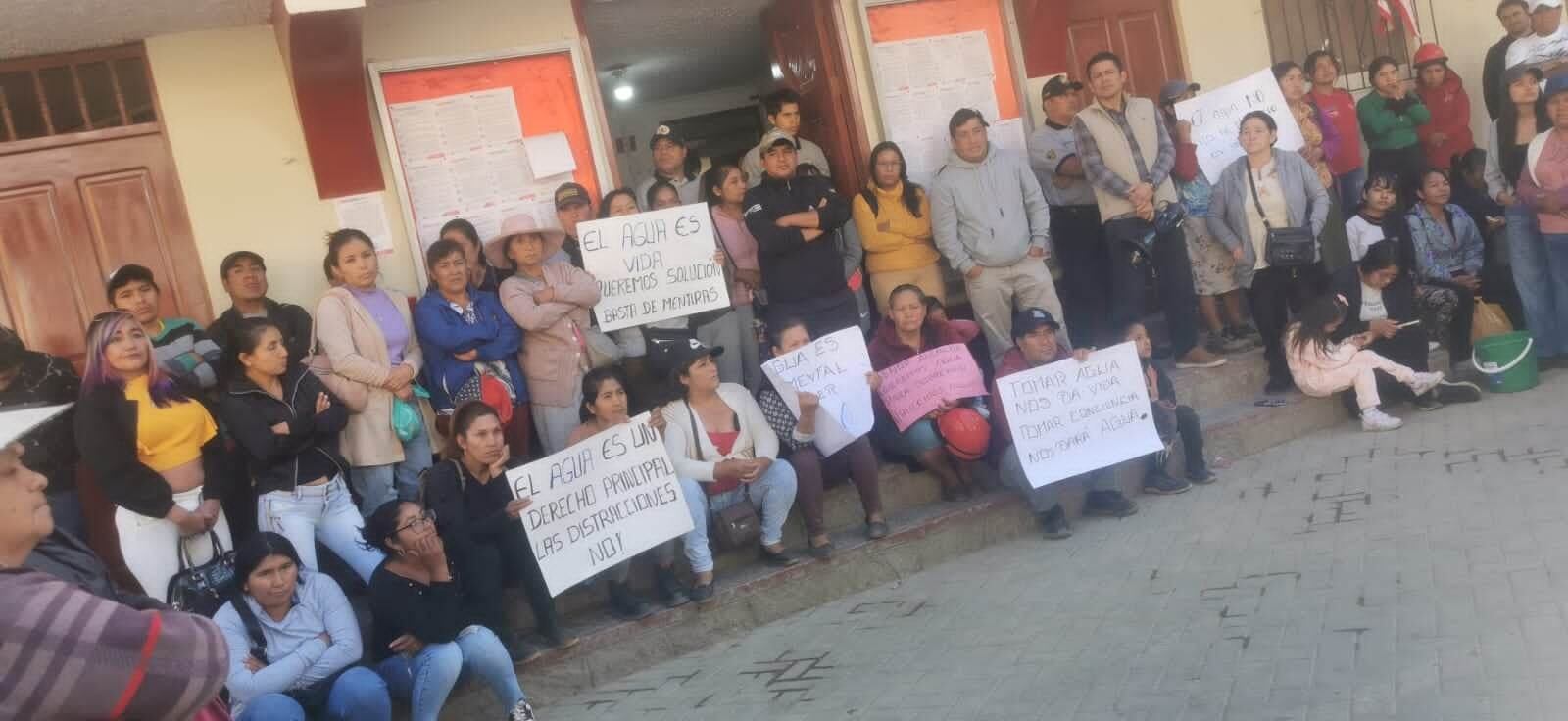 Pobladores se indignaron porque alcalde supuestamente viajó a Trujillo cuando tenía previsto una importante reunión para definir el tema.