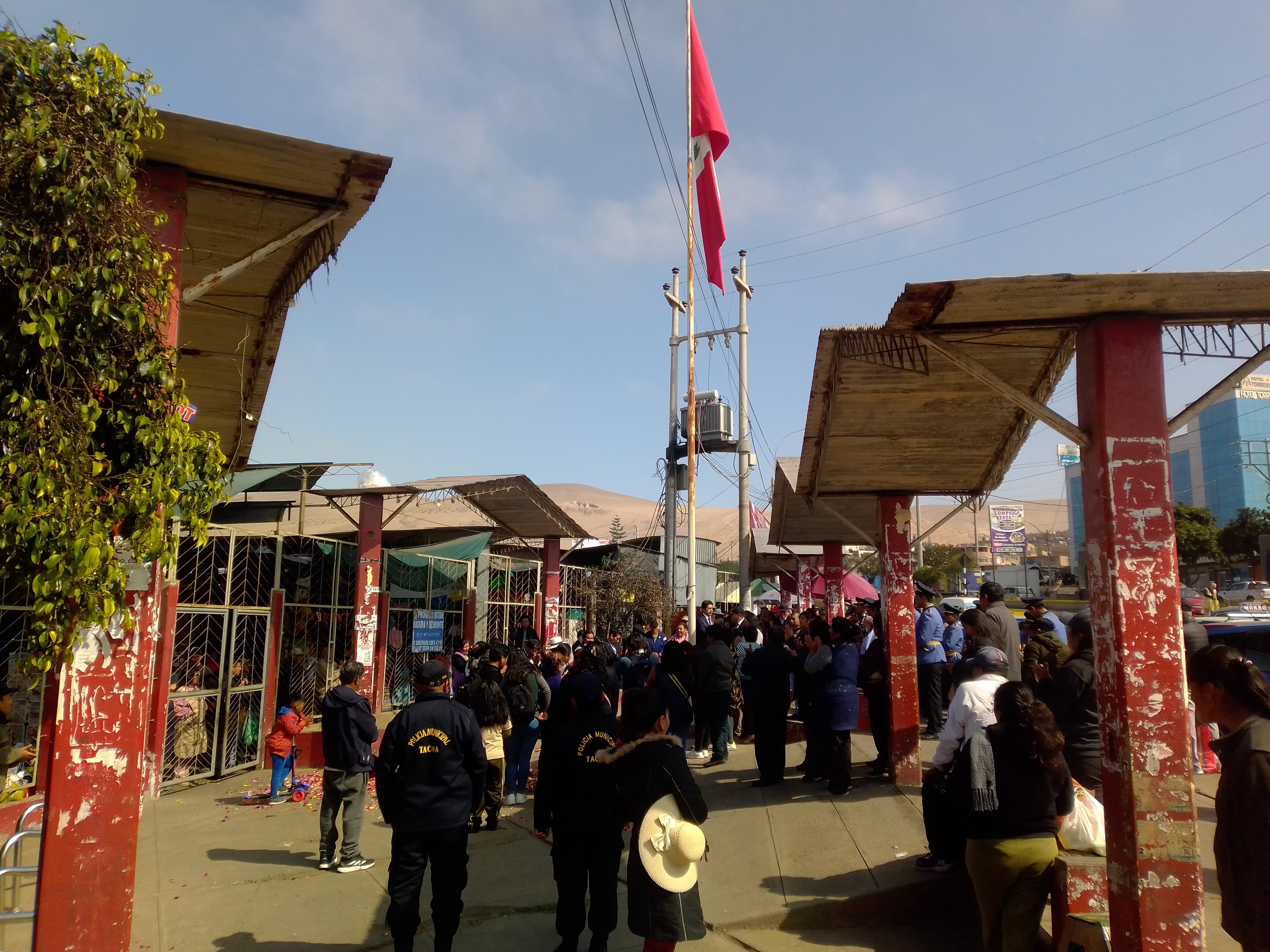 Tacna: Merchants take a break from work to celebrate the reinstatement The flag was raised on the flagpole of the commercial emporium and then the national anthem of Peru and Tacna was sung. (Photo: Adrian Apaza)
