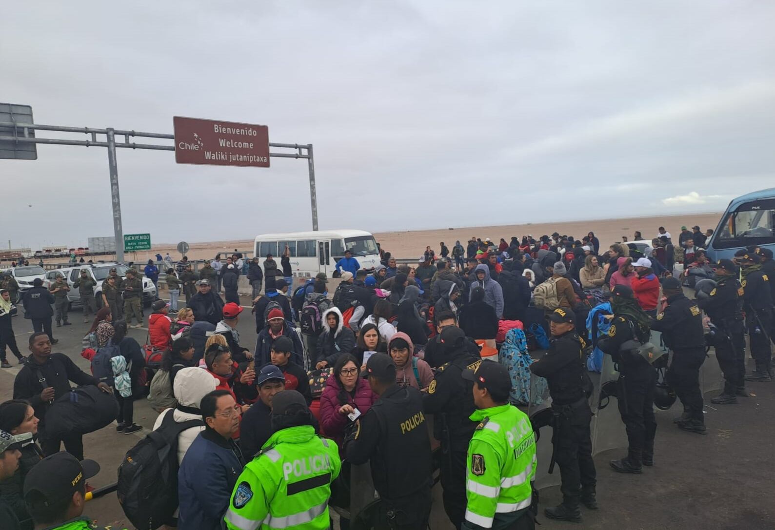 Migrantes se aglomeraron en la frontera al no poder ingresar al Perú por no contar con documentos en regla