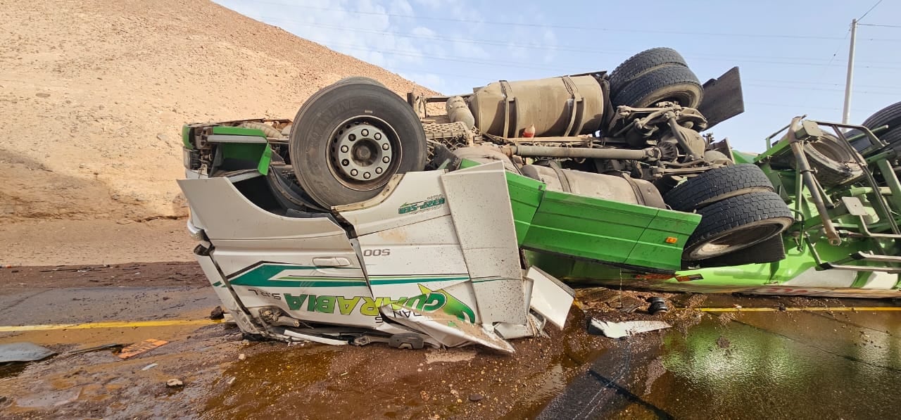 Aparatoso despiste de una cisterna en el kilómetro 1,175 de la carretera Panamericana Sur. (Foto: Difusión)