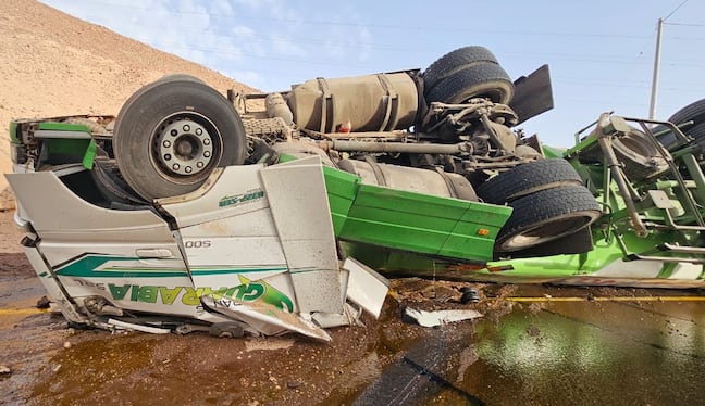 Aparatoso despiste de una cisterna en el kilómetro 1,175 de la carretera Panamericana Sur. (Foto: Difusión)