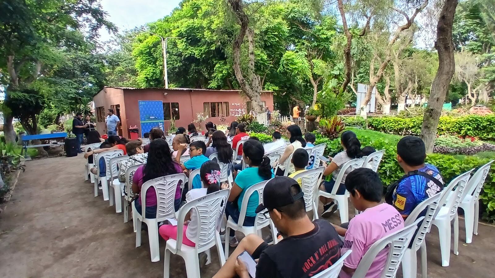 En la apertura de la actividad se reunió a padres de familia y estudiantes quienes aprenderán a cultivar plantas y elaboración de kokedamas, una práctica japonesa que permite cultivar plantas sin macetas y dándoles formas de figuras.