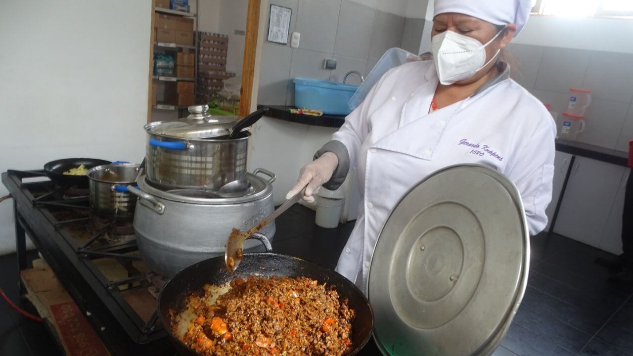 Un total de 266 niñas y niños de inicial recibieron su desayuno que consistió en saltadito de bofe con arroz y chicha morada.