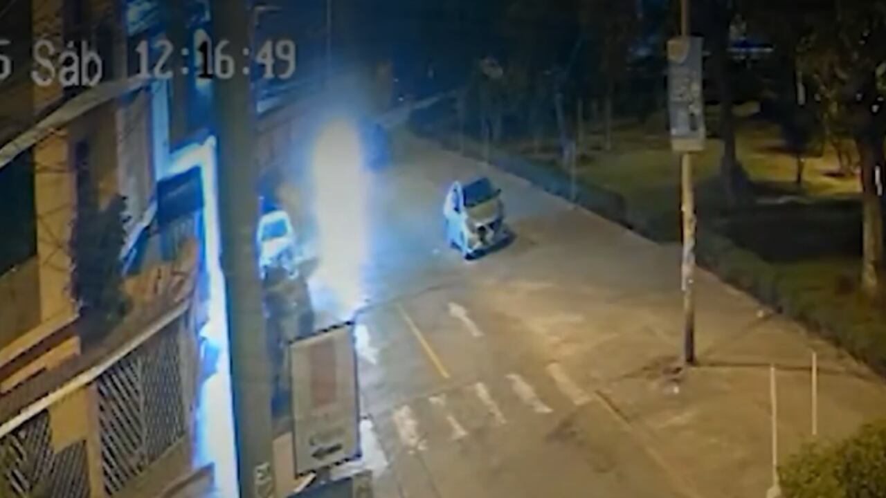 Un tiroteo en plena calle de la urbanización Santa Catalina dejó a un agente del Grupo Terna gravemente herido y a un presunto delincuente abatido. Los asaltantes intentaron robar a policías encubiertos.