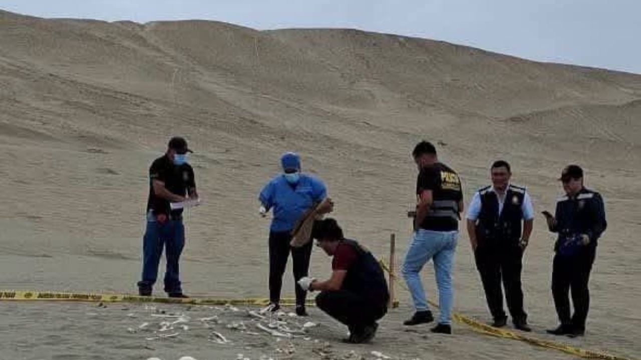 Agentes de la comisaría de Rázuri encontraron nueve cráneos y fragmentos de material orgánico reseco sobre la arena.