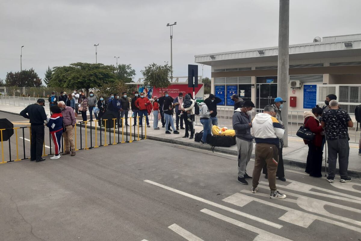 Viajeros se quejan por largas colas en la frontera Perú Chile debido a falta de personal chileno. (Foto: Difusión)