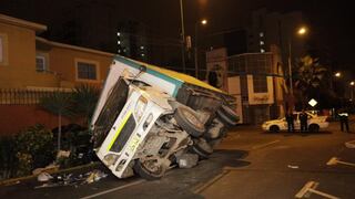Camión recolector de basura se vuelca en Miraflores