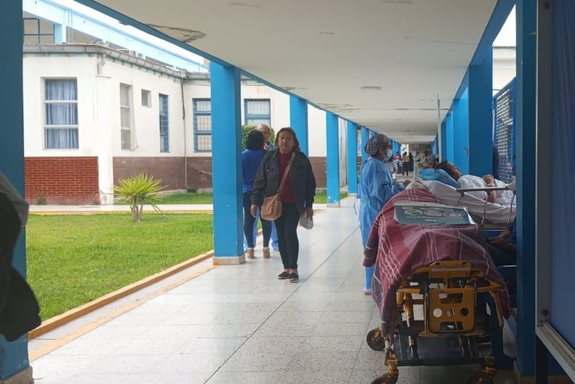 Un paciente en uno de los pasillos del nosocomio Almanzor Aguinaga. Foto: Correo