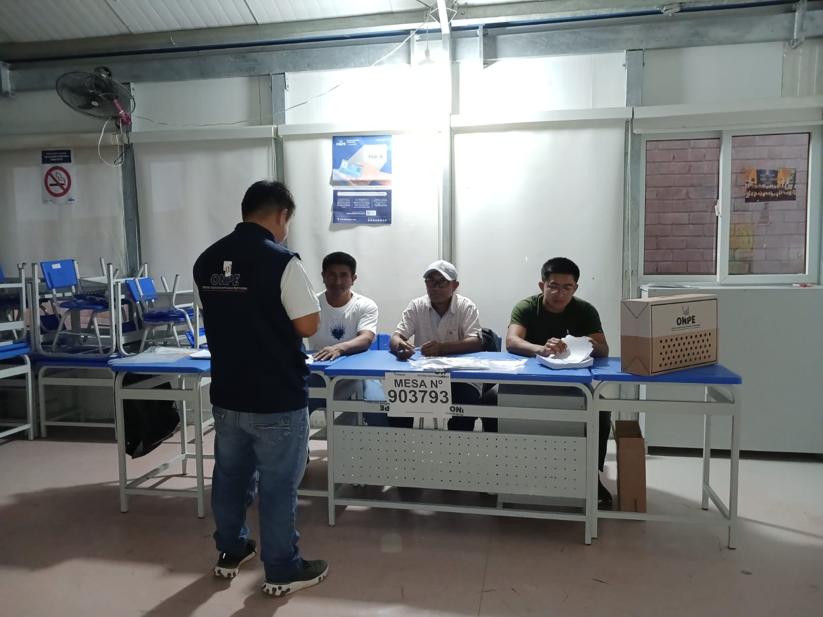 Instalación de la primera mesa de sufragio en el distrito de Tambogrande, en Piura