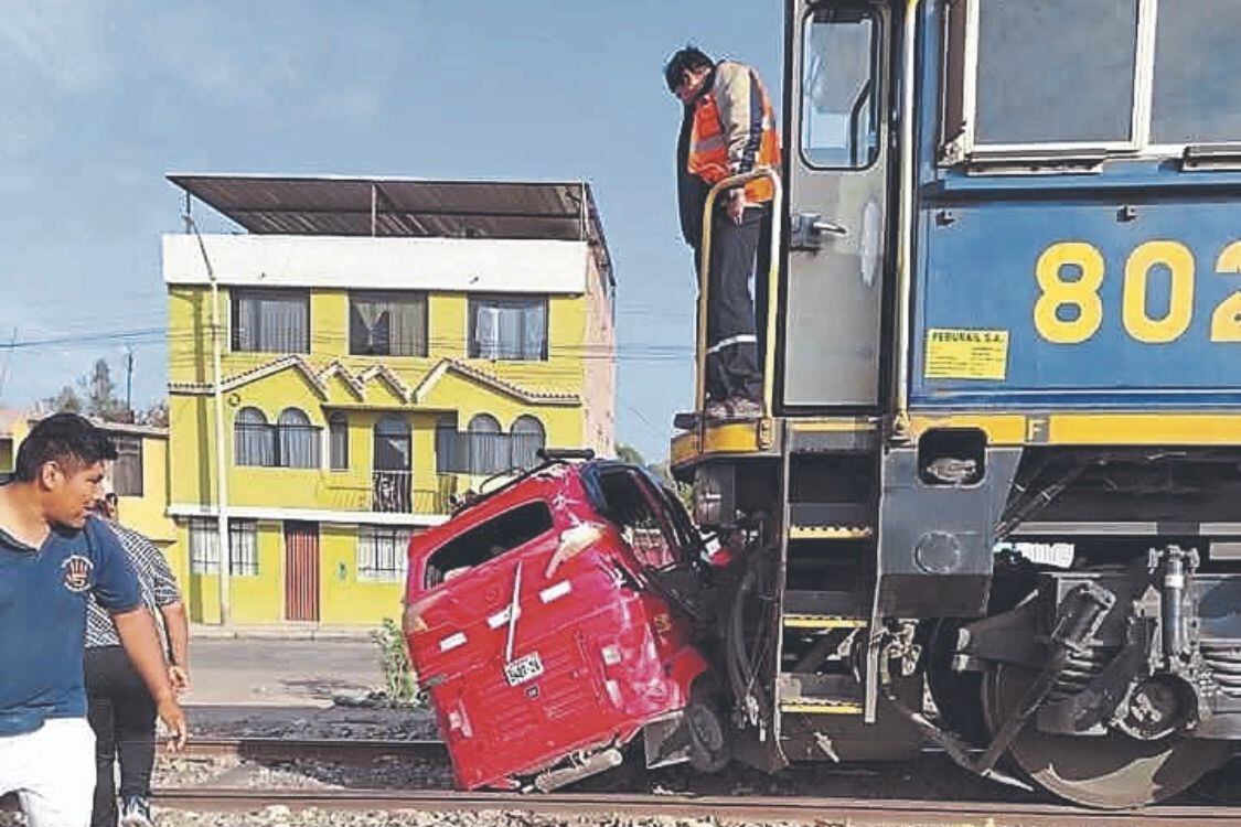 Locomotora chocó a mototaxi en el distrito de La Joya. Foto: difusión.