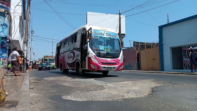 Transportistas alistan paro por huecos en pistas de Trujillo 