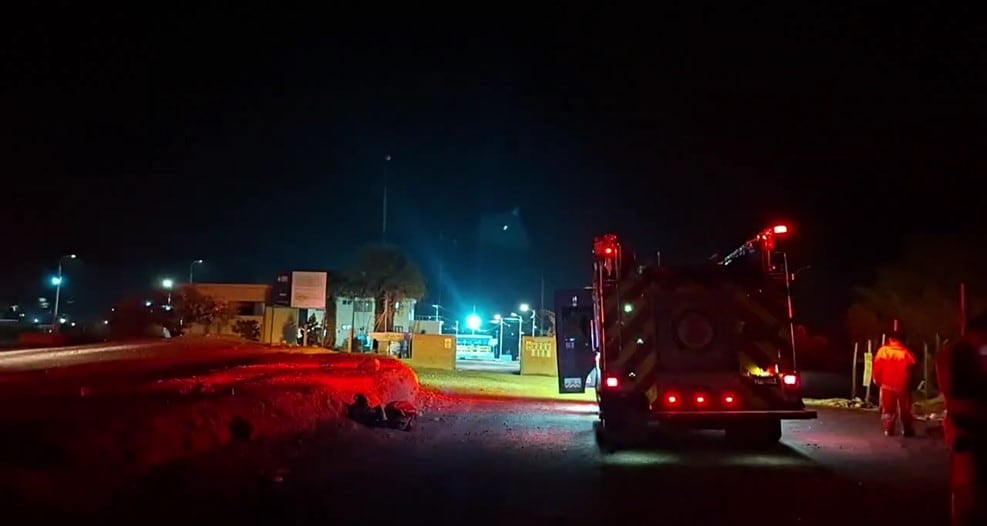 Bomberos acudieron para controlar la fuga del insumo químico. (Foto: Difusión)