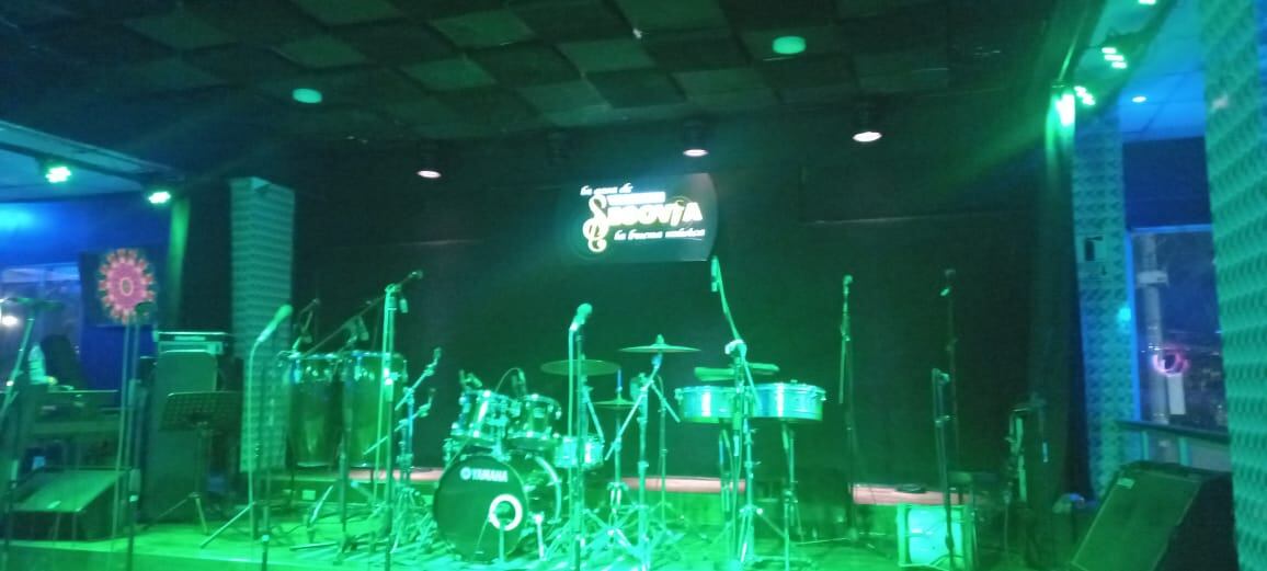 Se les impuso multsas y ordenó el cierre temporal por 45 y 90 días. Realizaban actividades diferentes a su licencia y anunciaban y/o realizaban espectáculo público no deportivo sin autorización municipal.