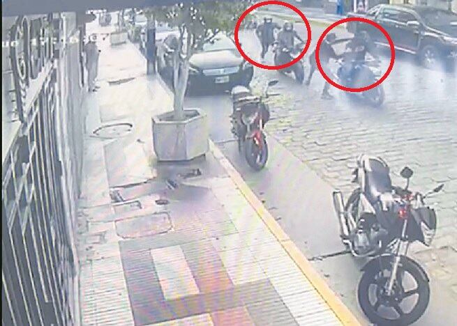 Asalto fue registrado por cámaras de videovigilancia de un local.