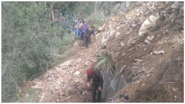 Huaico cae en Chamisería, cubre más de 100 metros de la vía y viajeros sufren (VIDEO)