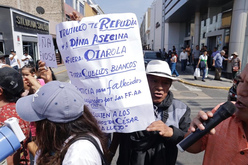 Pobladores llegaron hasta el jirón San Martín para expresar su malestar y pidieron la salida de la presidenta de la República, Dina Boluarte. (Foto: Randy Reyes)