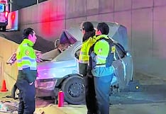 Arequipa: Policía sale expulsado de su auto al estrellarse contra separador de vía