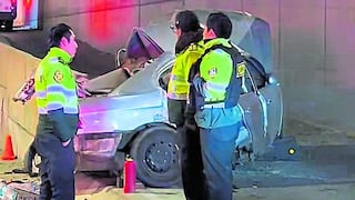 Arequipa: Policía sale expulsado de su auto al estrellarse contra separador de vía