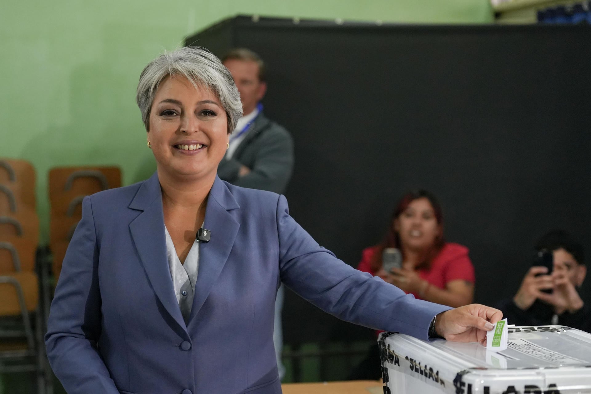 Jara, aspirante de Unidad por Chile, acudió a votar en Santiago de Chile mientras millones de ciudadanos participan del balotaje en medio de una contienda polarizada y voto obligatorio. (Foto: EFE/ Adriana Thomasa)