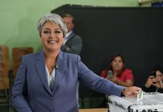Jeannette Jara vota en Santiago durante la segunda vuelta presidencial en Chile