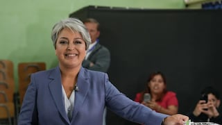 Jeannette Jara vota en Santiago durante la segunda vuelta presidencial en Chile