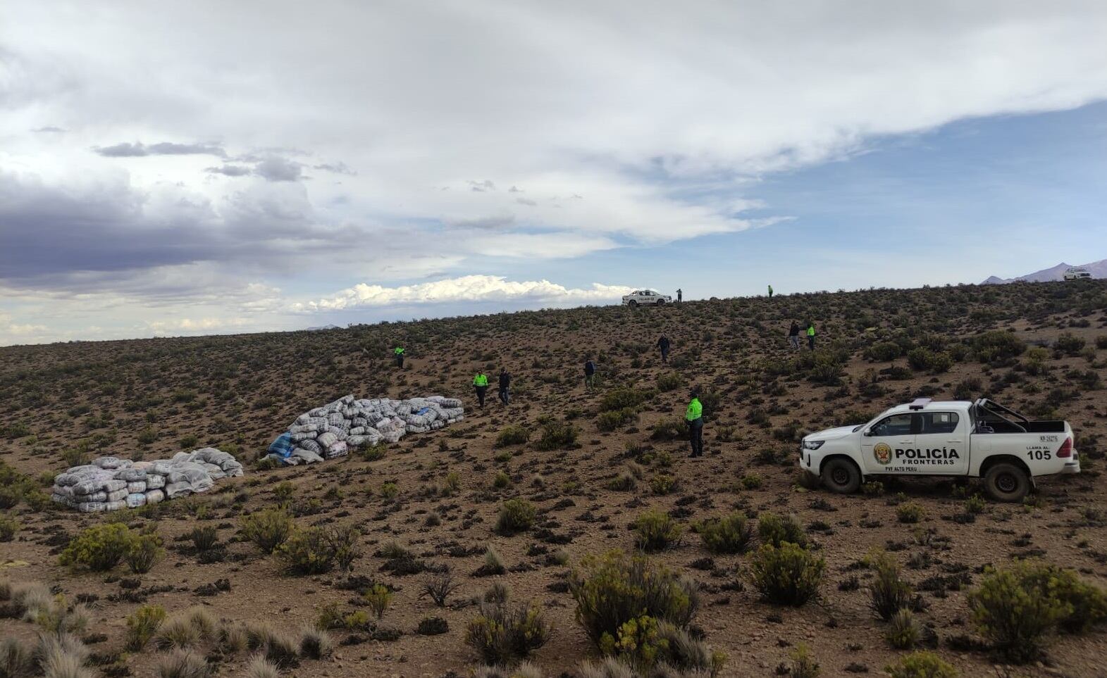 Policías de la sección Fronteras y aduaneros participaron en el operativo cerca del hito 77 de la frontera con Chile