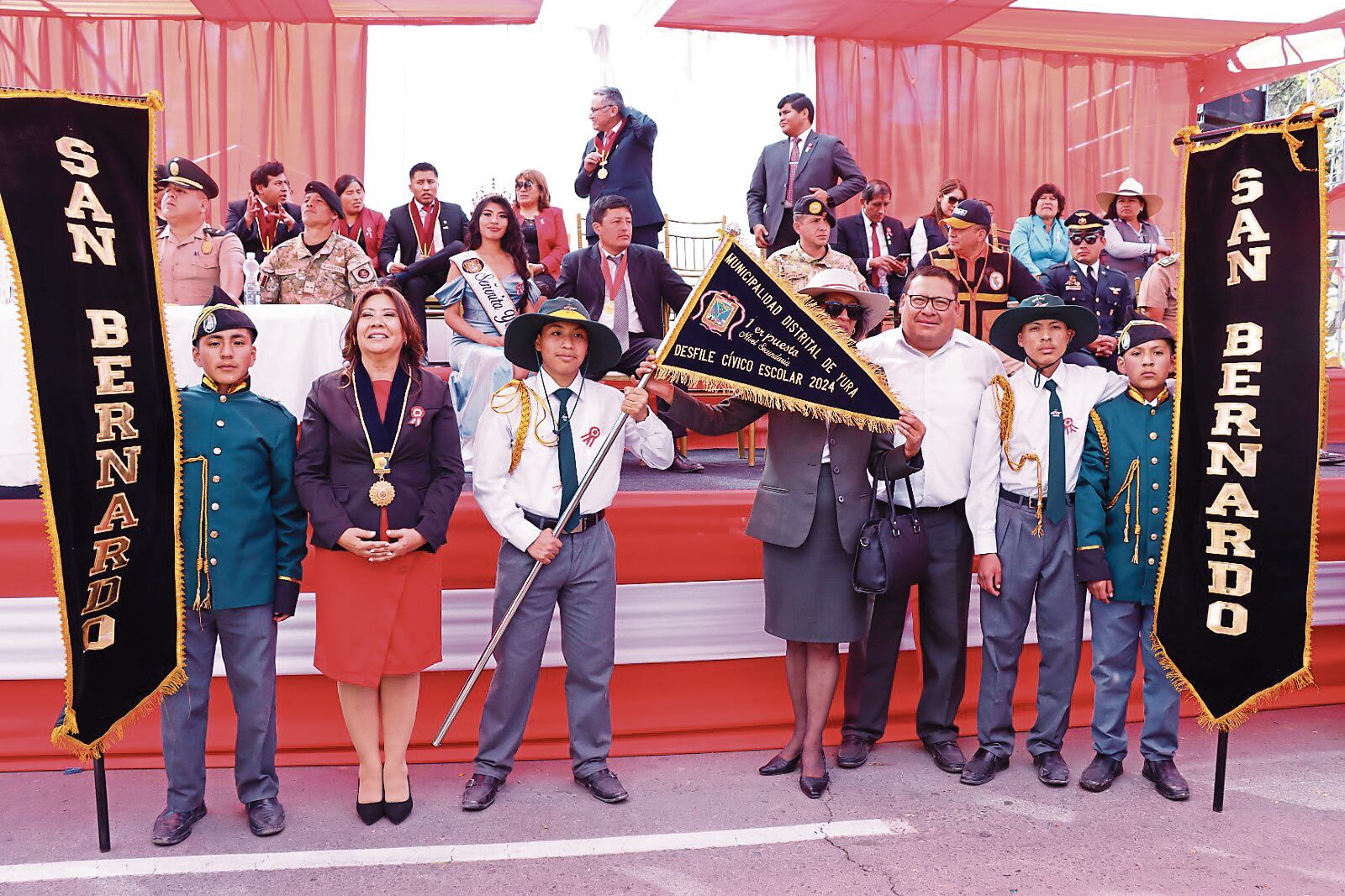 En Yura, la alcaldesa entregó el gallerdete. (Foto: GEC)
