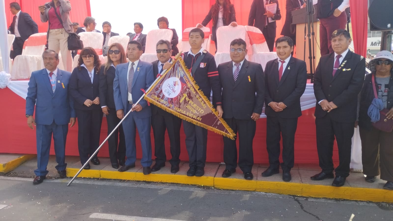 Estudiantes participaron en concurso de desfile por los codiciados gallardetes del sector educación. (Foto: Correo)
