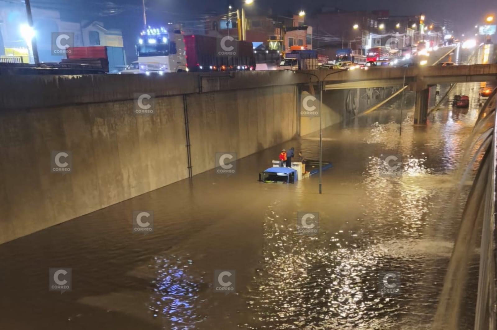 Vehículos atrapados en la variante de Uchumayo por lluvias en Arequipa. Foto: EBQ Noticias.