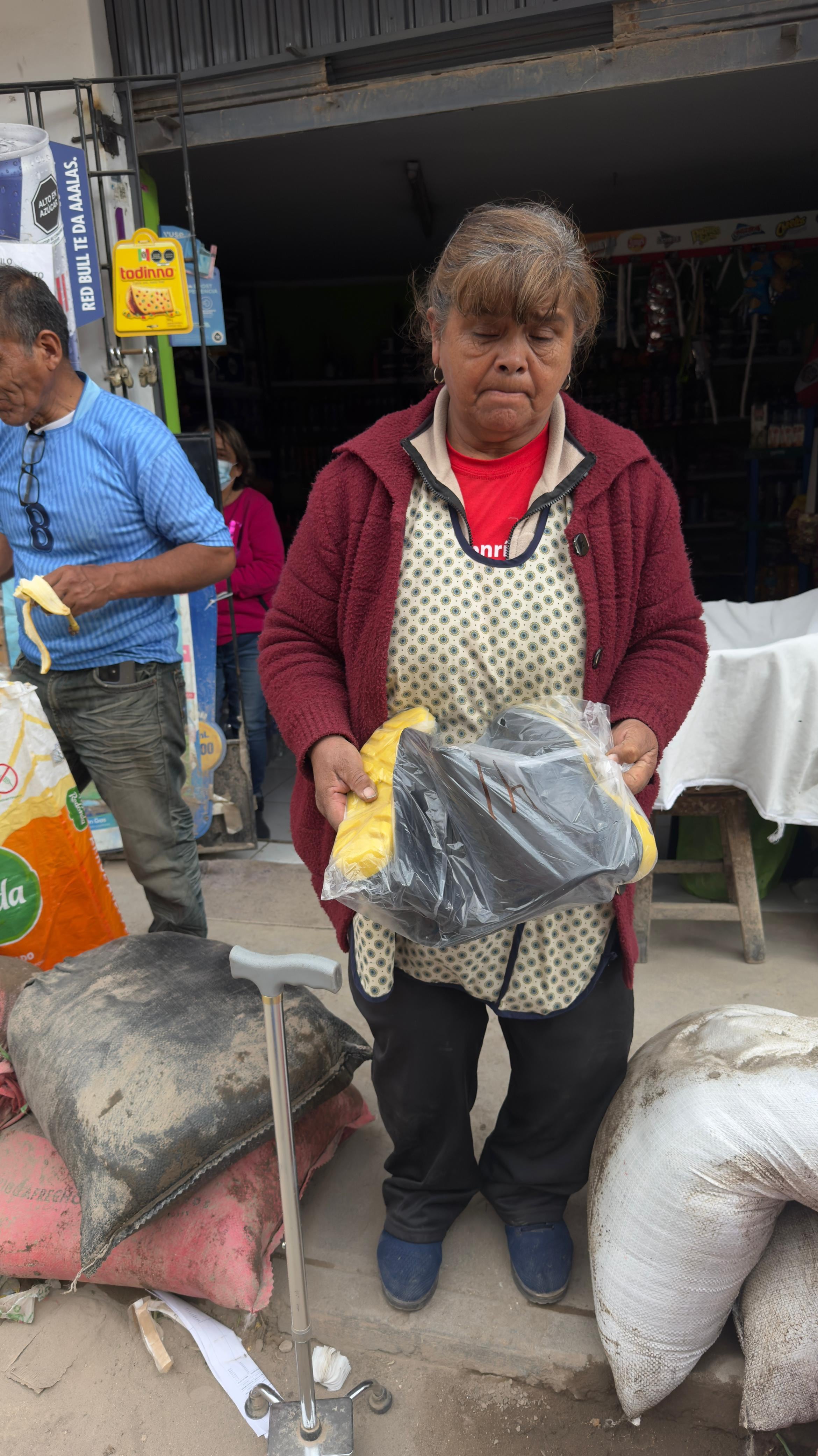 Entregan botas a vecinos de Yanahuara (Foto: Rotary Club Puerto Bravo de Mollendo)