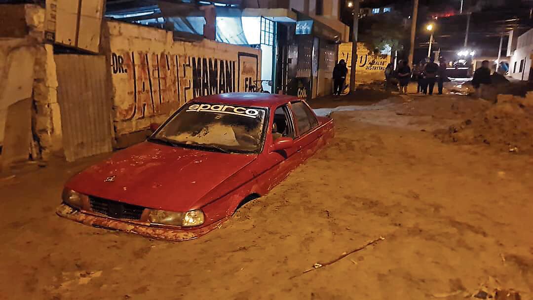 Vehículo quedó atrapado en la calle, cubierto de lodo y no fue el único. (Foto: Difusión)