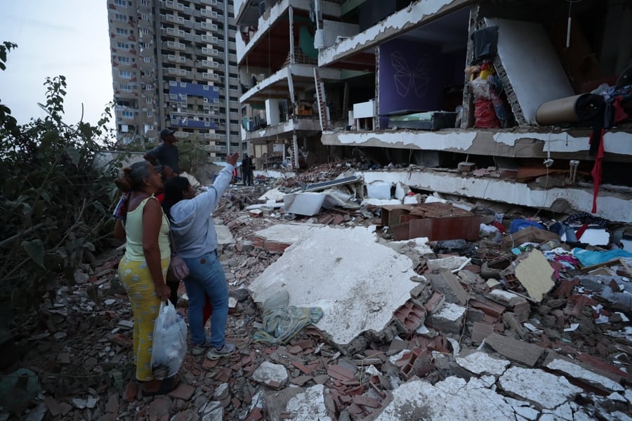Residentes observan uno de los bloques de viviendas dañados por los terremotos, en la localidad de Catia La Mar, en el estado costero de La Guaira (Venezuela) este jueves. EFE/ Ronald Pena R.