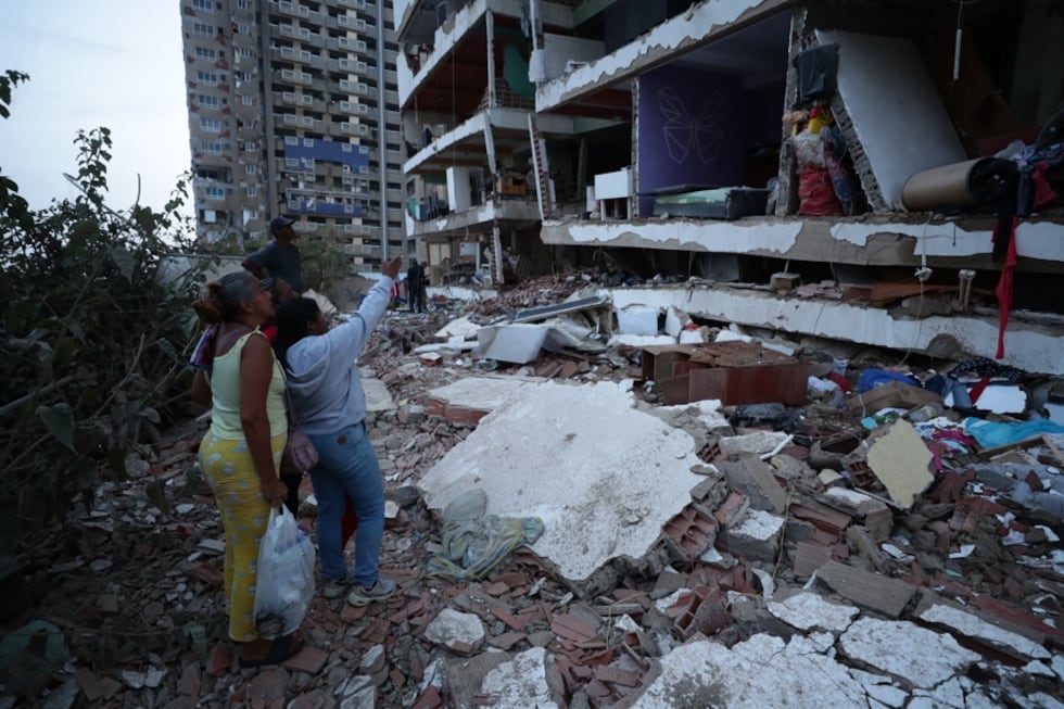 Residentes observan uno de los bloques de viviendas dañados por los terremotos, en la localidad de Catia La Mar, en el estado costero de La Guaira (Venezuela) este jueves. EFE/ Ronald Pena R.