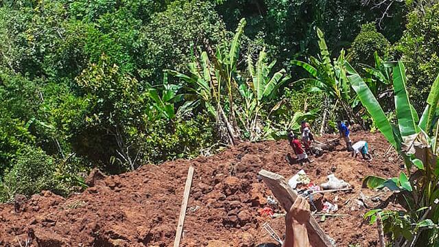 Rescatan cuerpo de niño sepultado bajo toneladas de tierra en Huánuco