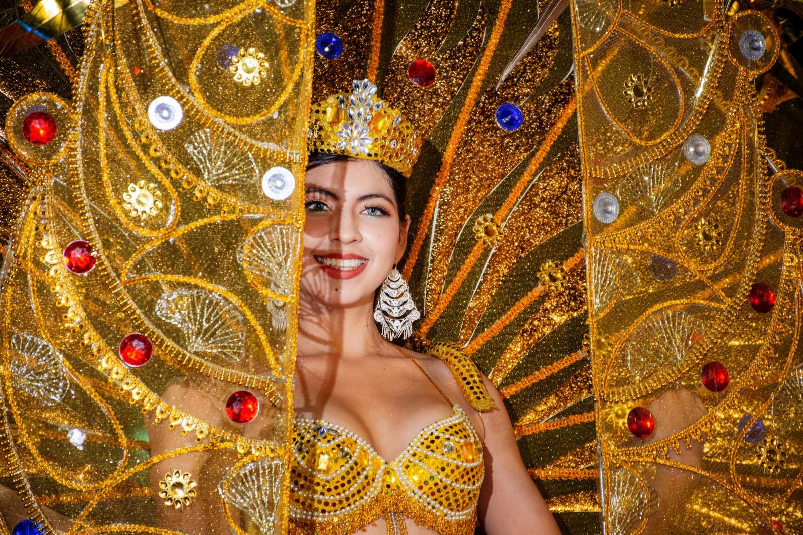 Un hermoso desfile de modas engalanó el Día del Artesano en Catacaos.