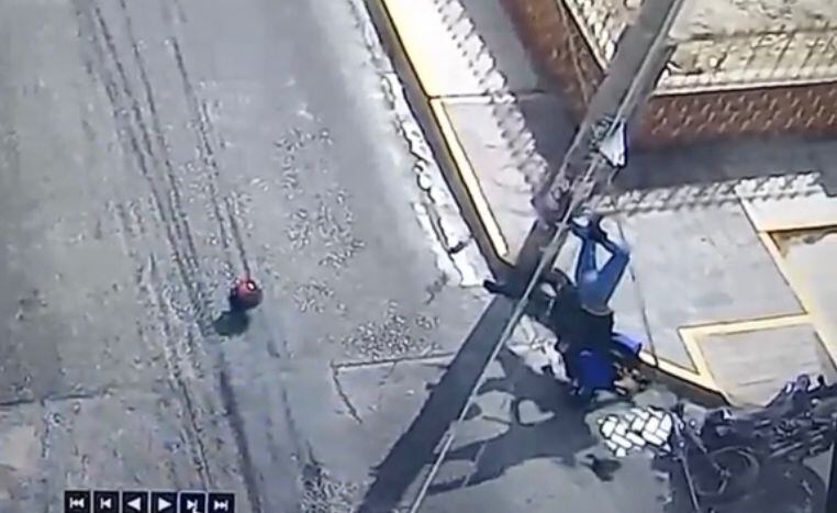 Ocupantes de la motocicleta llevaron las peor parte. Foto: Difusión.