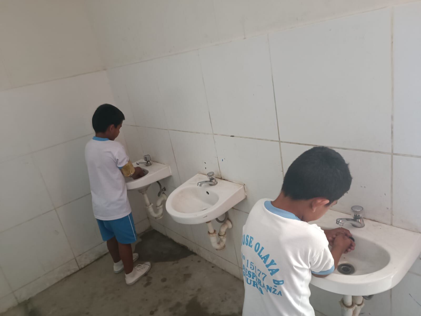 Los estudiantes de la I.E José Olaya se trasladaron temporalmente a la I.E San Juan Bautista, mientras construyen su colegio, pero vienen sufriendo por una serie de deficiencias