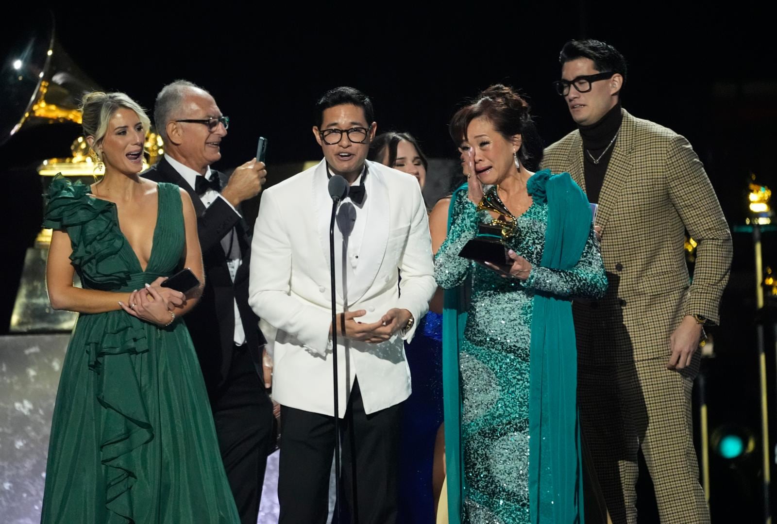 Tony y Mimy Succar durante su discurso en el Grammy 2025. Son los primeros peruanos en ganar en la edición anglo de los premios musicales. (Foto: AFP)