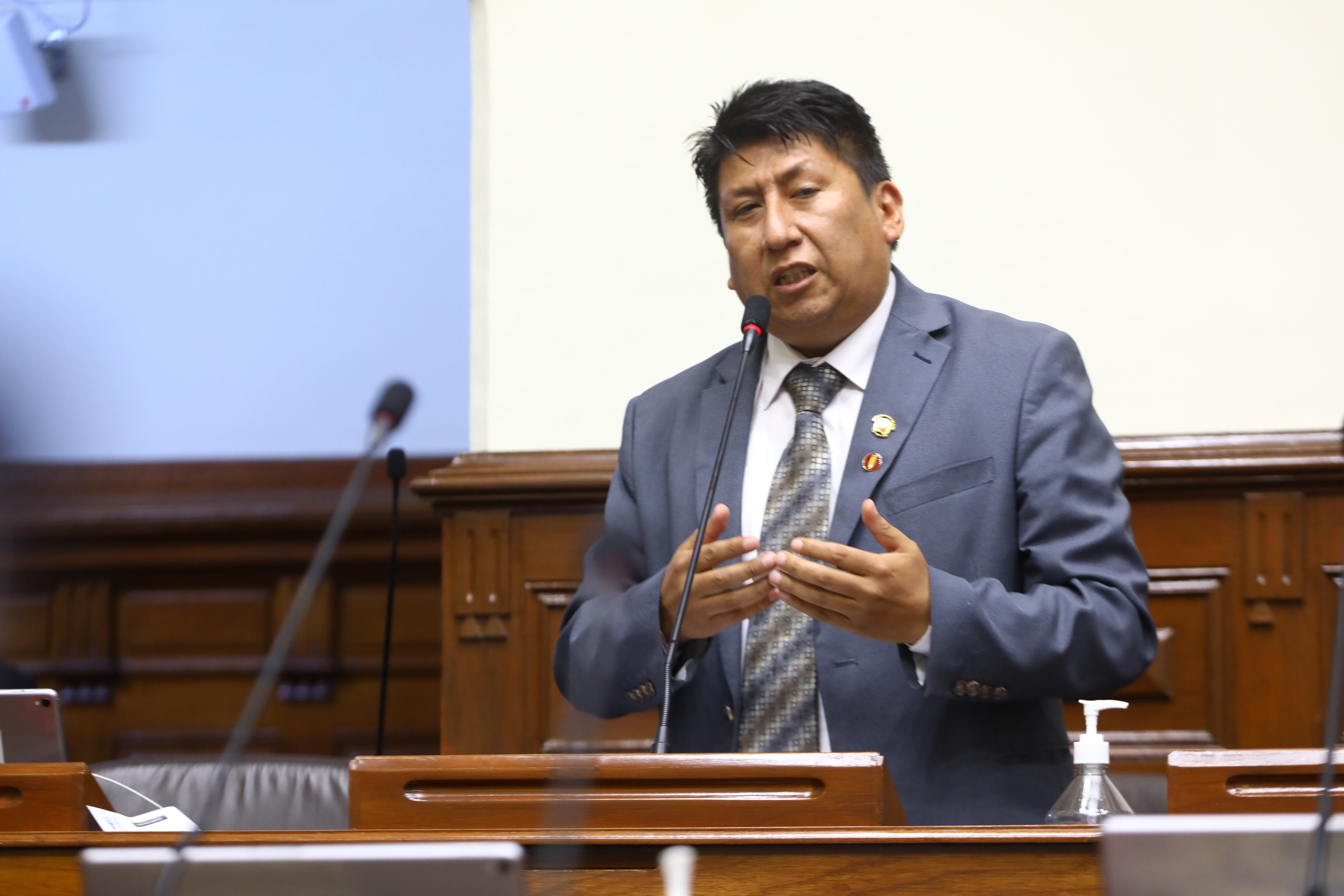 Waldemar Cerrón apoya a su hermano Vladimir tras decisión del TC: “Hasta más allá de la victoria”. (Foto: Congreso)