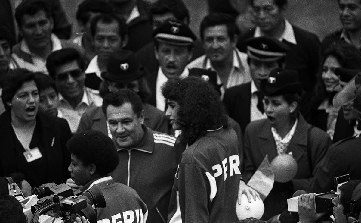 LIMA, 02 DE OCTUBRE DE 1988
RECIBIMIENTO A SELECCION PERUANA DE VOLEY QUE GANO LA MEDALLA DE PLATA EN LOS JUEGOS OLIMPICOS SEUL 88.
FOTO: GEC