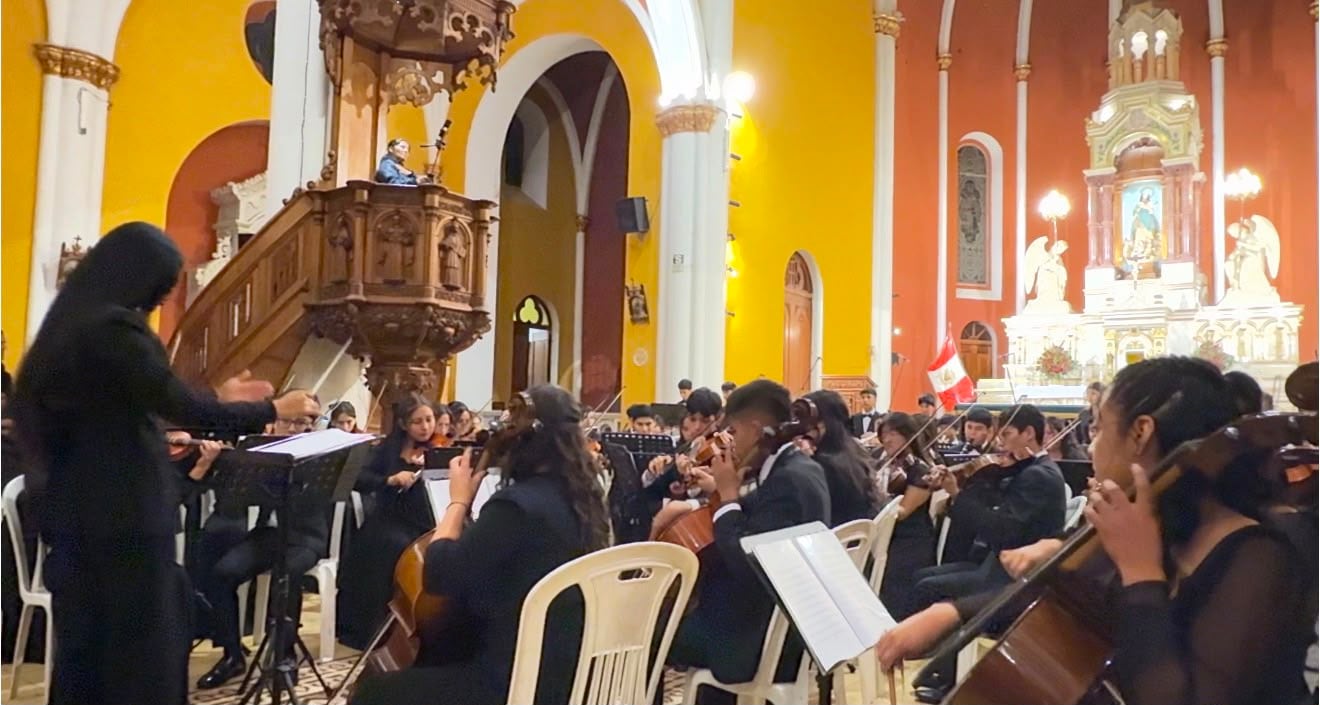 Niños y adolescentes de Arequipa emocionan al público con concierto Del Perú y el Mundo