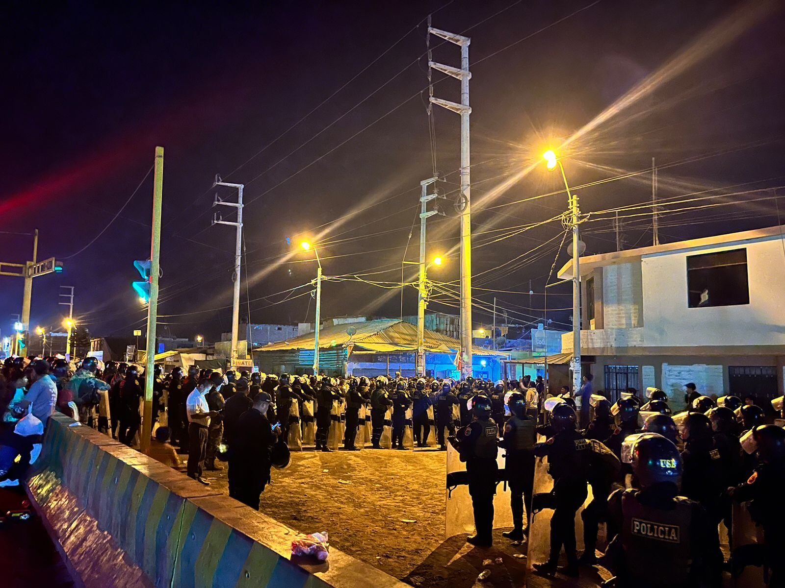 Policía Nacional desbloqueó la carretera Panamericana Sur, a la altura del sector denominado Barrio Chino, en Ica.
