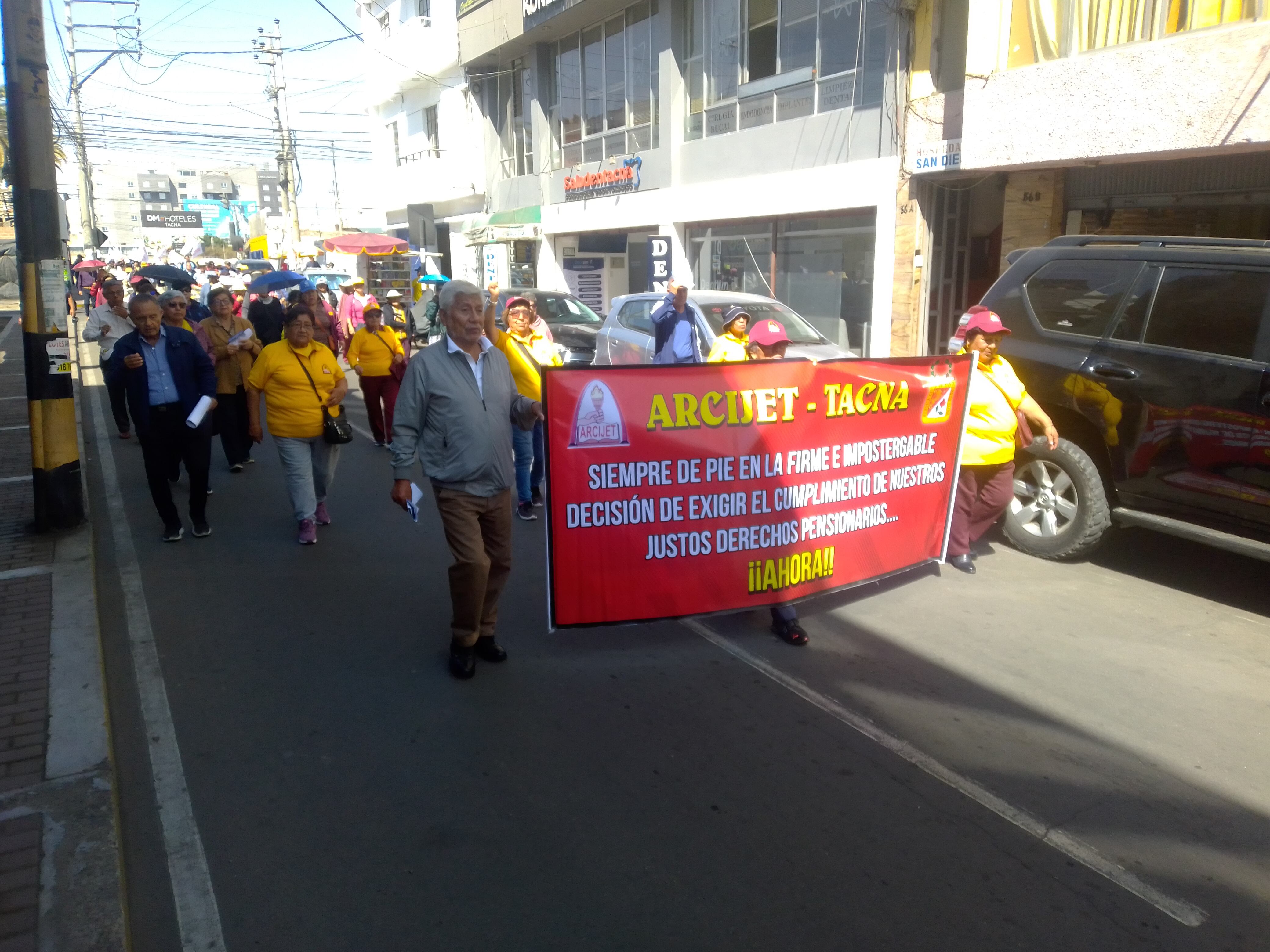 Afiliados al Arcijet se movilizaron hacia el Centro Cívico. (Foto: Adrian Apaza)