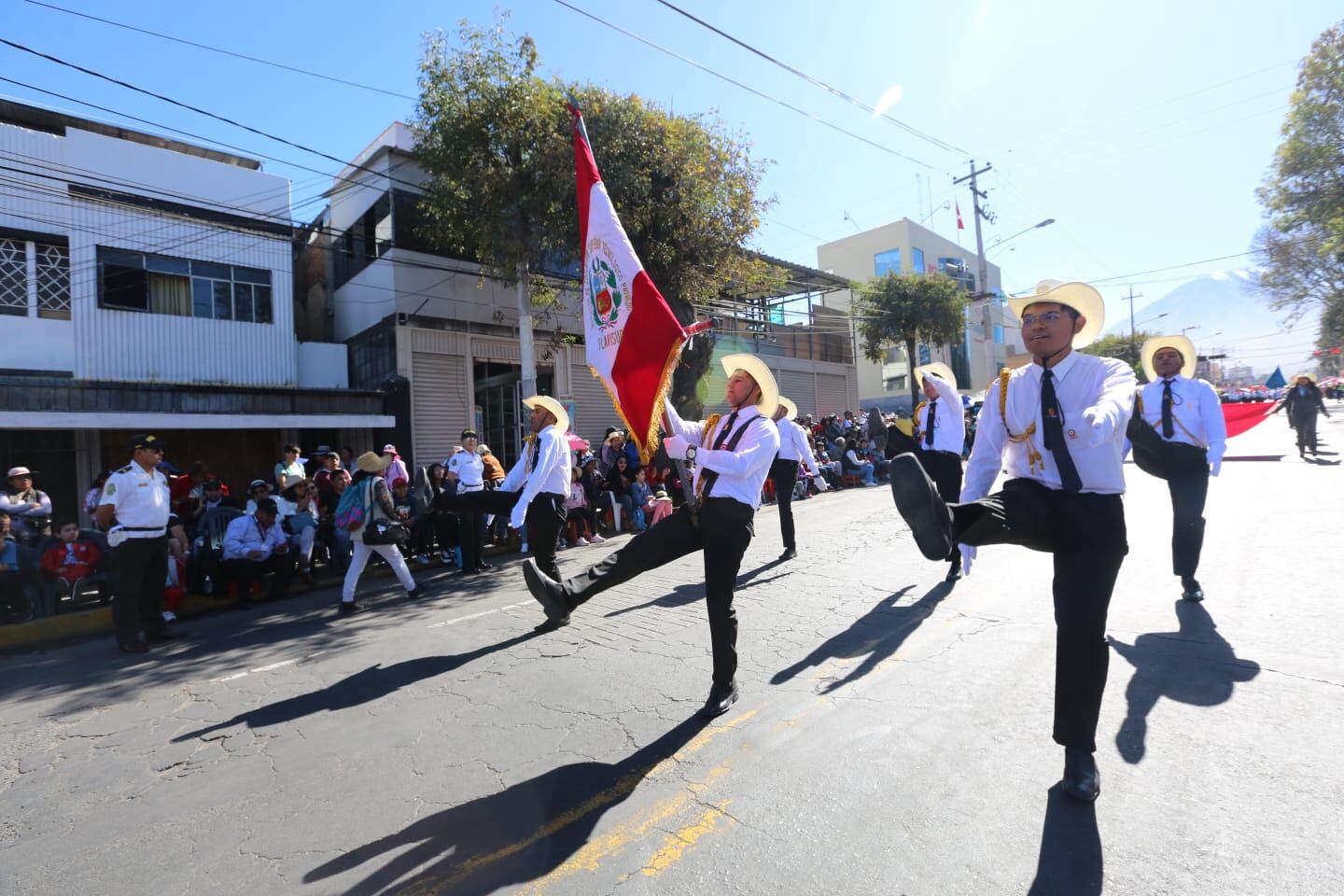 Alumnos hicieron su paso con la bandera del Perú. (Foto: GEC)