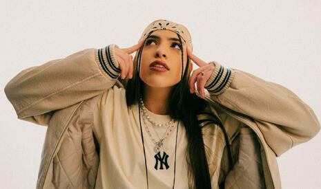 Atina lanza “Curita pal Cora” tras ser destacada por Billboard como artista emergente