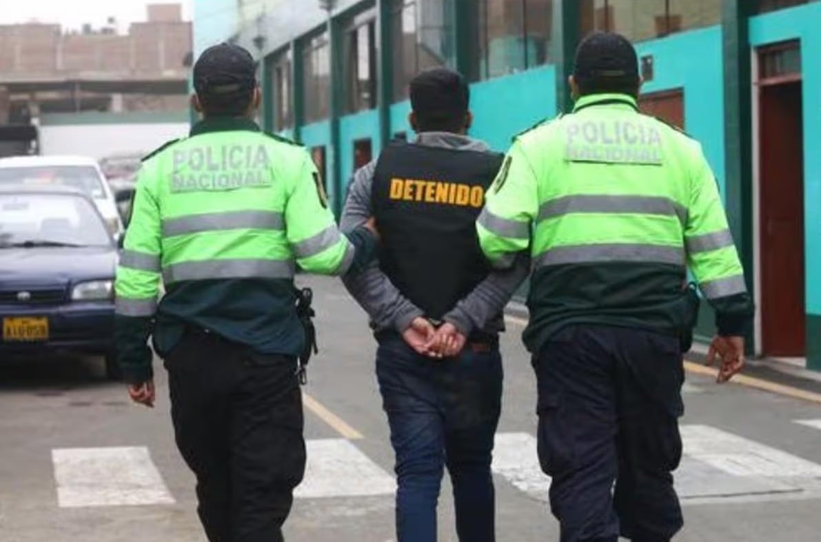 El policía detenido es acusado de haber solicitado dinero junto a uno de sus colegas.