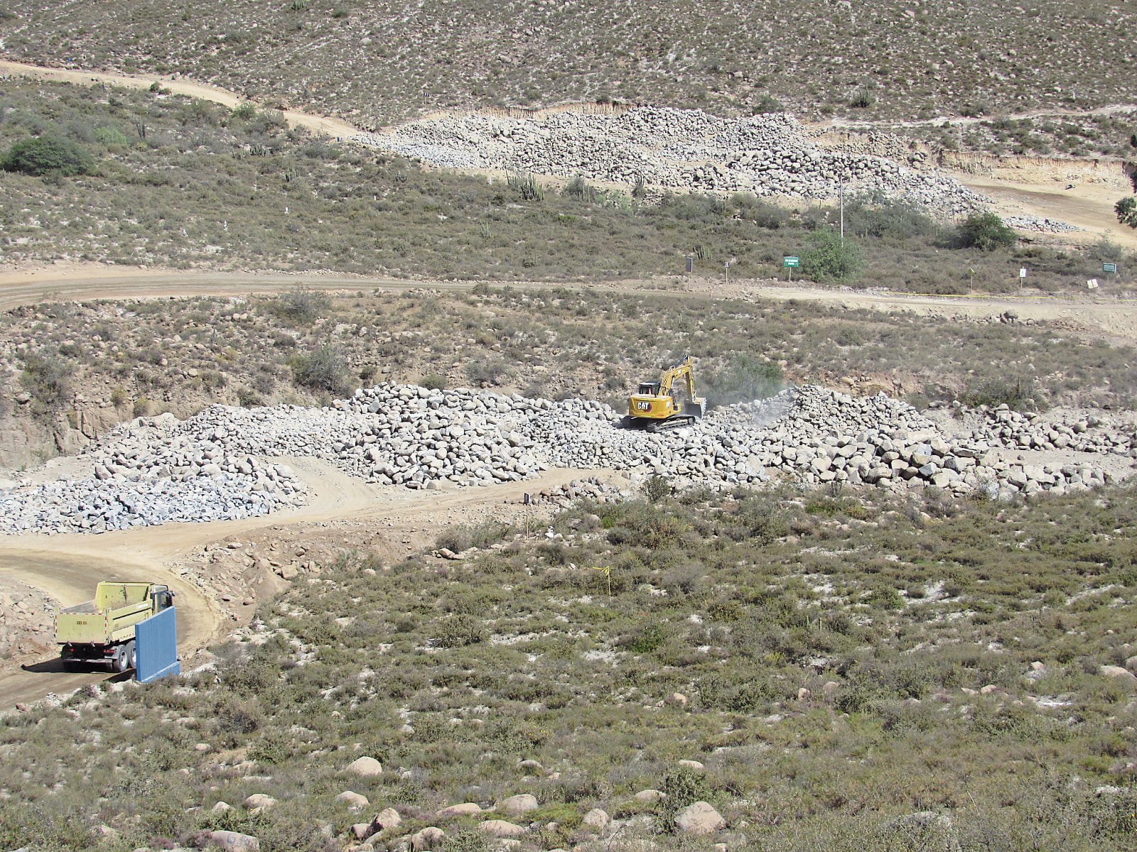Maquinaria trabaja en Yarabamba para la construcción de la represa Las Zorras (Foto: GEC)