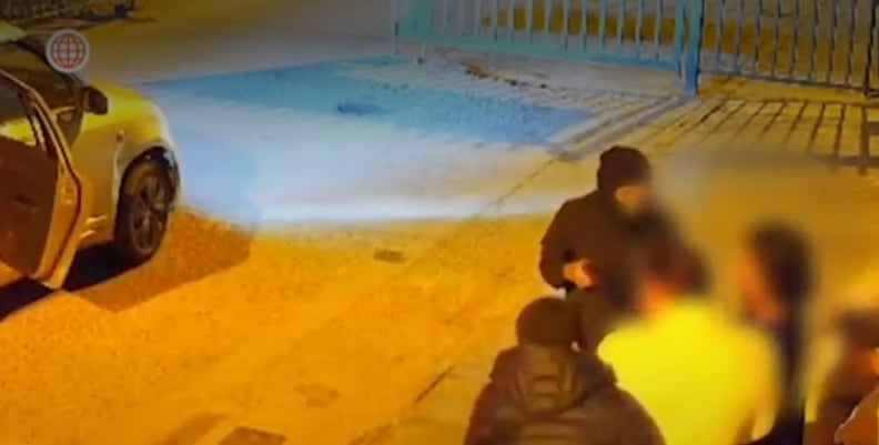 El violento asalto, registrado por cámaras de seguridad, ocurrió en la Puerta 1 de Rosario del Parque. Tres delincuentes participaron en el ataque. (Captura de América Noticias)