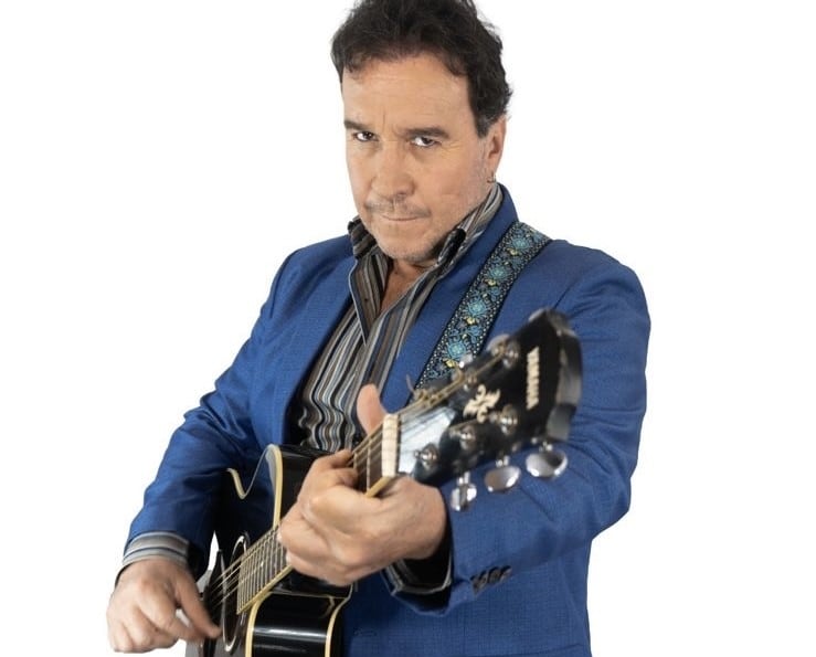 Julio Andrade presenta un novedoso proyecto musical en el que está envuelto el vals y el bossa nova.